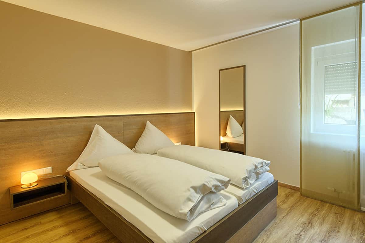 Doppia Basic, 1 letto queen, non fumatori (Basement) | Una cassaforte in camera, una scrivania, Wi-Fi gratuito, lenzuola