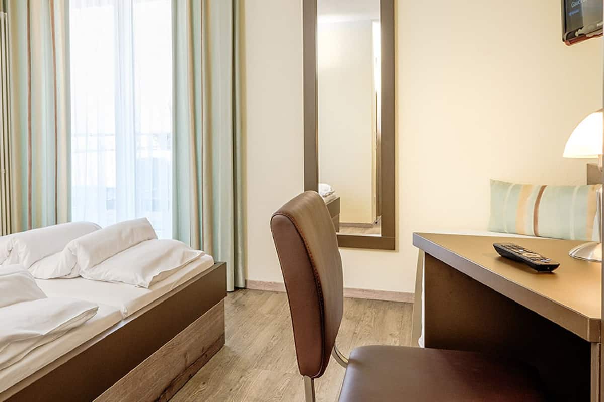 Doppia Standard, 1 letto queen, balcone | Una cassaforte in camera, una scrivania, Wi-Fi gratuito, lenzuola