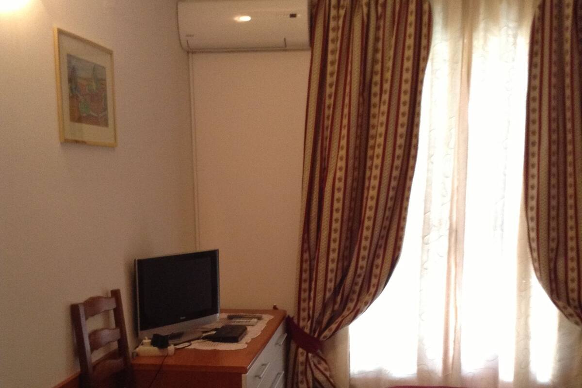 Roba de llit d'alta qualitat i caixa forta a l'habitació