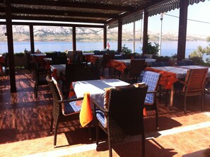S'hi serveixen esmorzars, dinars i sopars