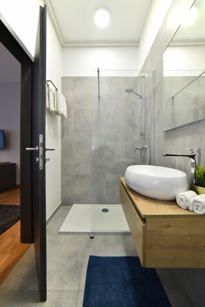 Deluxe King Room | 客房内保险箱、熨斗/熨衣板、免费 WiFi