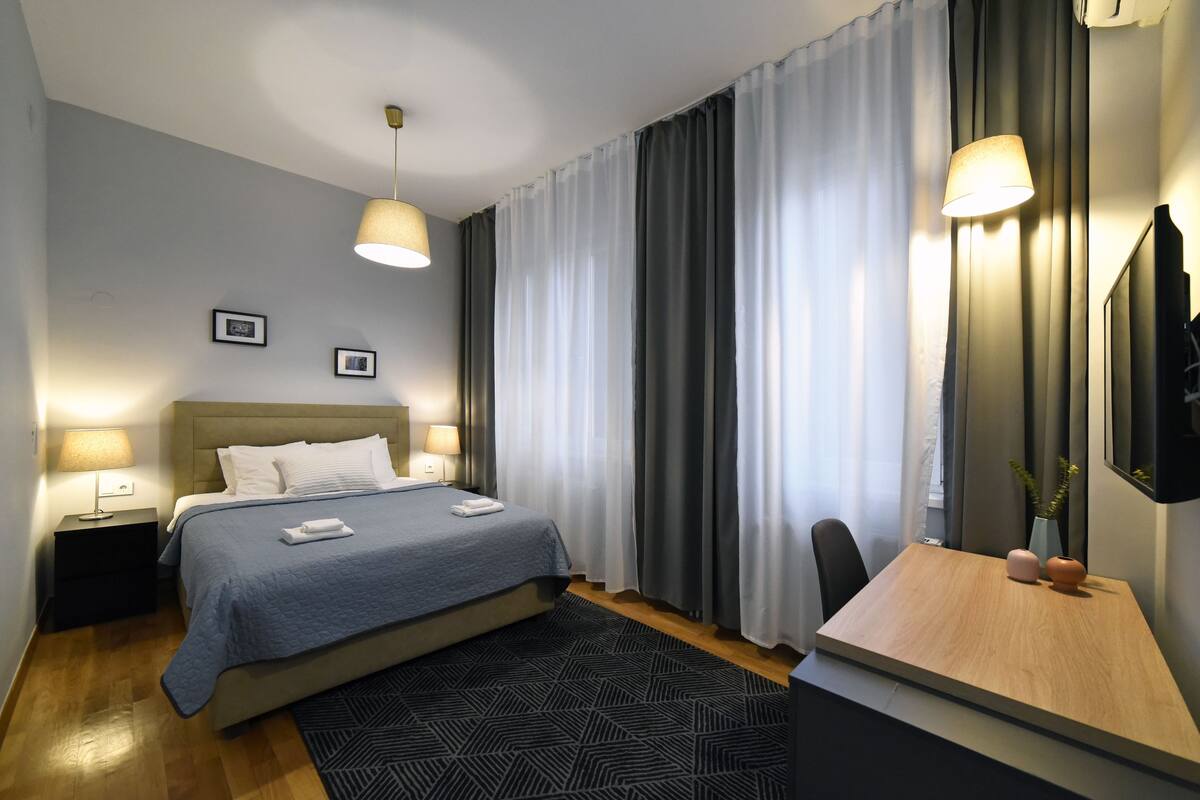 Double Room, Private Bathroom | In-room safe, iron/ironing board, WiFi (free)