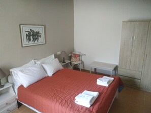 1 bedroom, Egyptian cotton sheets, premium bedding, memory-foam beds