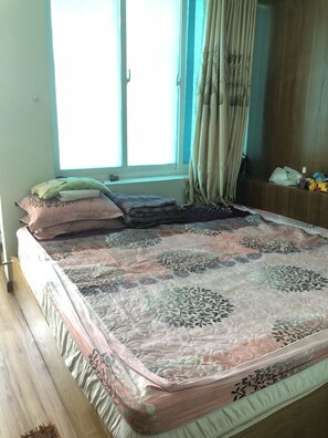 Een minibar, een bureau, gratis wifi
