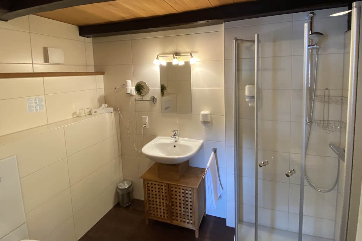 comfort double room | bathroom | shower, free toiletries, hair dryer, towels