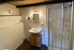 Comfort-Doppelzimmer | Badezimmer | Dusche, kostenlose Toilettenartikel, Haartrockner, Handtücher