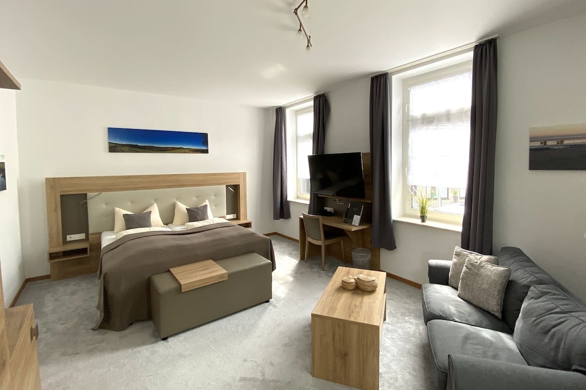 deluxe double room | 1 bedroom, hypo-allergenic bedding, desk, blackout curtains