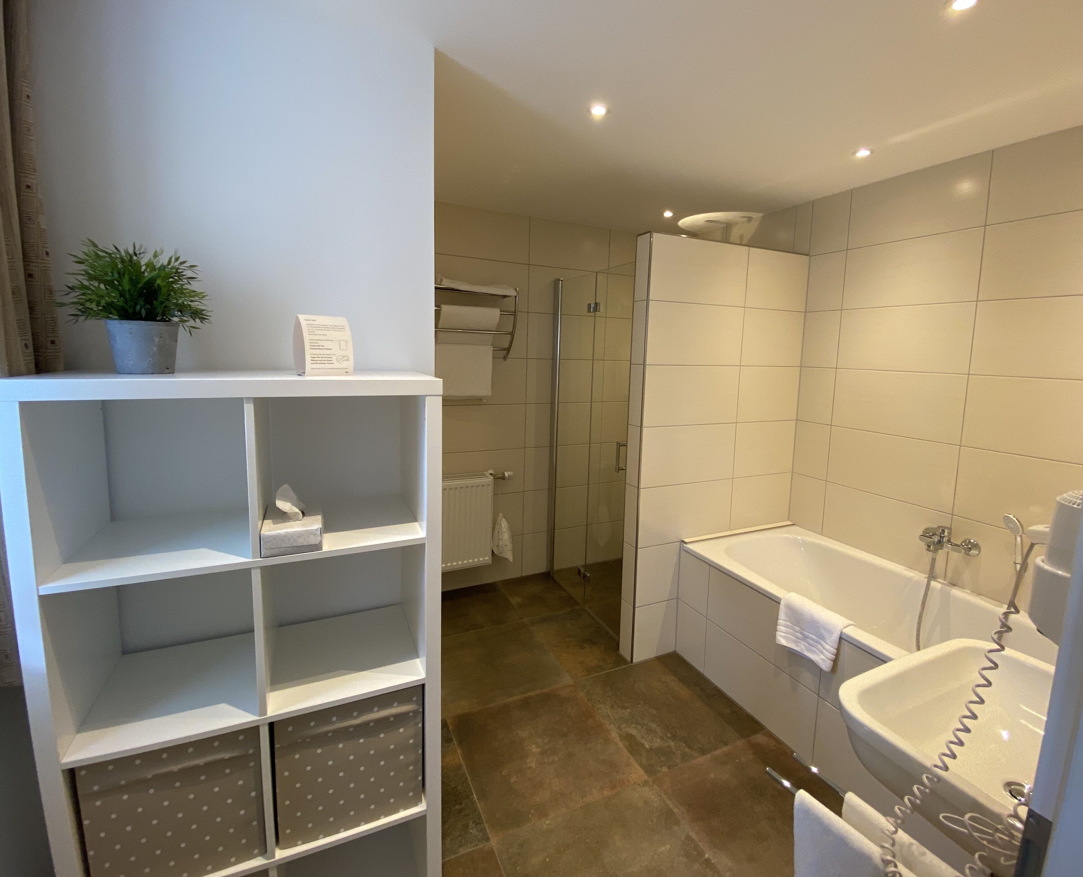 deluxe double room | deep-soaking bathtub