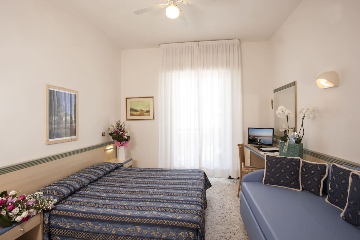 In-room safe, desk, free WiFi