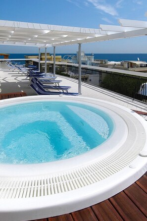 Outdoor spa tub - Hotel Brig (Cattolica)