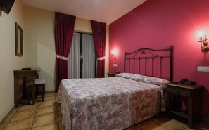 Desk, iron/ironing board, cots/infant beds, free WiFi - Apartamentos Villa de Cabrales (Cabrales)
