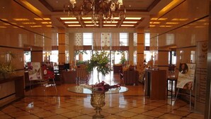A spacious lobby with a central round table, seating area, and a chandelier. - Safir Bhamdoun Hotel (Bhamdoun)