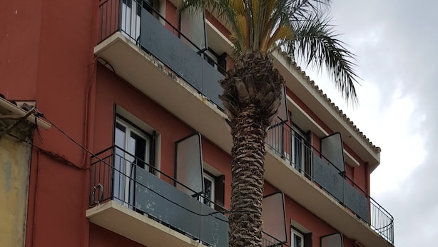 Een hotel met een receptie, een palmboom op de voorgrond en een bordje met 'Vivo by Casino'.