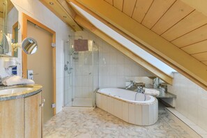 Appartement, 2 chambres, cuisine | Salle de bain | Douche, articles de toilette gratuits, sĂšche-cheveux