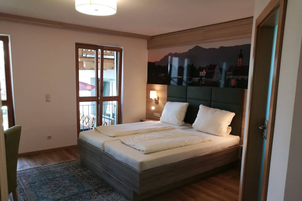 Kamer, 1 twee- of 2 eenpersoonsbedden, terras | Een bureau, geluiddichte muren, een strijkplank/strijkijzer, gratis wifi
