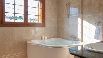 Vila, 4 kamar tidur, akses ke kolam renang | Fasilitas kamar mandi | Shower, perlengkapan mandi gratis, pengering rambut, dan handuk