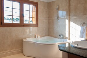 Villa, 4 habitaciones, acceso a la alberca | Amenidades de baño | Regadera, amenidades de baño gratuitas, secadora de cabello, toallas