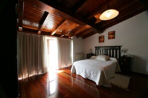 Blackout curtains, free WiFi, bed sheets - Casa da Botica (A Estrada)