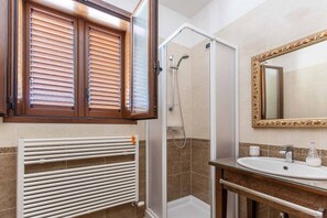 Familien-Vierbettzimmer, eigenes Bad | Badezimmer | Dusche, Haartrockner, Bidet, Handtücher