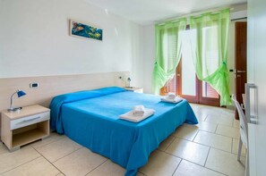 Desk, cribs/infant beds, bed sheets - Giardino dei Suoni B&B (Melendugno)