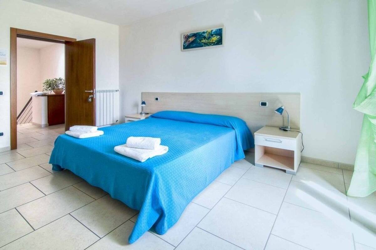 Desk, cots/infant beds, bed sheets