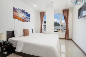 Hochwertige Bettwaren, Betten mit Memory-Foam-Matratzen, Minibar