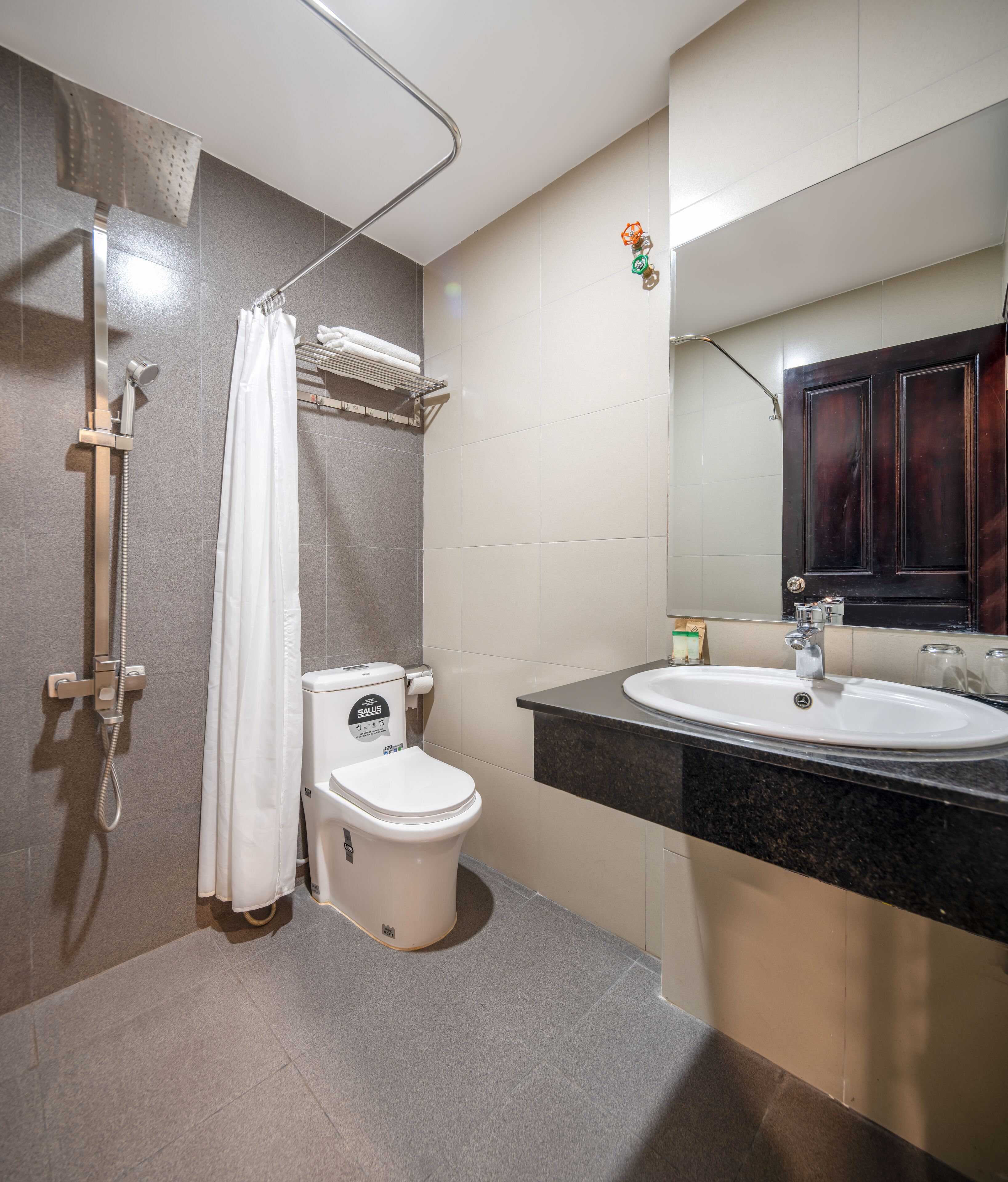 ฝักบัว, เรนชาวเวอร์, ของใช้ในห้องน้ำฟรี, ไดร์เป่าผม