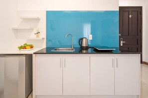 高級寢具、記憶棉床墊、迷你吧、書桌