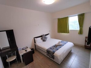 A bedroom with a bed, a desk, a chair, a mirror, and a window with curtains. - Especially Chef's Home B&B (Hualien City)