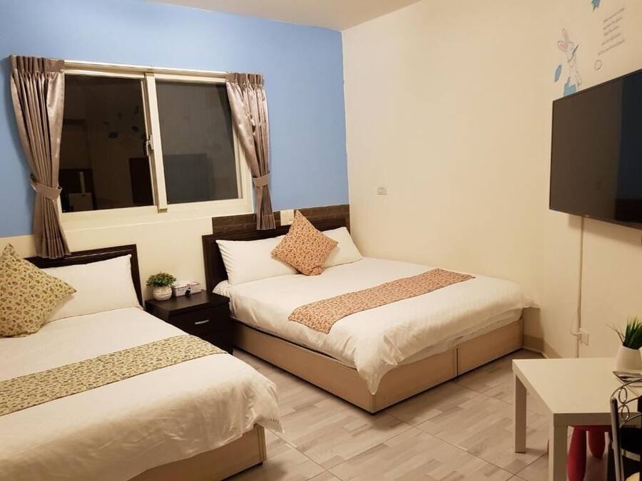 1 bedroom, desk, soundproofing, rollaway beds