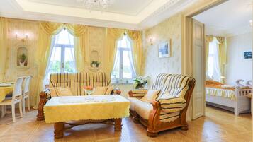 Familien-Suite, 2 Schlafzimmer, Sauna | Wohnbereich | Flachbildfernseher, Fußbodenheizung