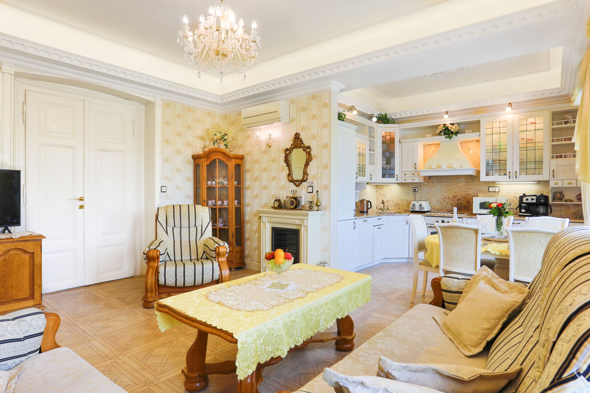 Familien-Suite, 2 Schlafzimmer, Sauna | Wohnbereich | Flachbildfernseher, Fußbodenheizung