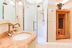 Familien-Suite, 2 Schlafzimmer, Sauna | Badezimmer | Dusche, kostenlose Toilettenartikel, Haartrockner, Bidet