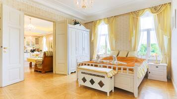 Familien-Suite, 2 Schlafzimmer, Sauna | 1 Schlafzimmer, Zimmersafe, individuell dekoriert, Verdunkelungsvorhänge