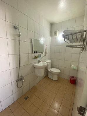 Shower, rainfall showerhead, free toiletries, slippers - Danke Hostel (Liuqiu)