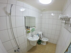 Doppia Comfort, 1 camera da letto, non fumatori, balcone | Bagno | Doccia, soffione a pioggia, set di cortesia gratuito, pantofole