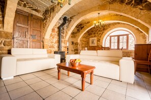 Traditional-Haus, Mehrere Betten, Nichtraucher | Wohnbereich | Flachbildfernseher