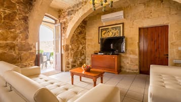 Traditional House, Multiple Beds, Non Smoking | Living area | Flat-screen TV