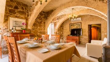 Traditional House, Multiple Beds, Non Smoking | In-room dining