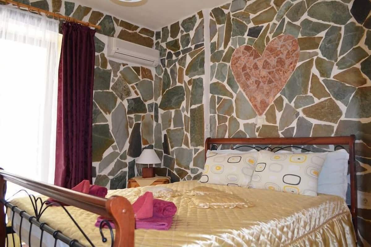 In-room safe, iron/ironing board, free WiFi, bed sheets