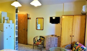 Deluxe Apartment | In-room safe, iron/ironing board, free WiFi, bed sheets - Apartments Zoumperi (Marathon)
