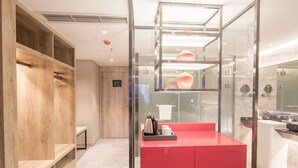 Suite Affaires | Salle de bain | Douche, douche à « effet pluie », articles de toilette gratuits