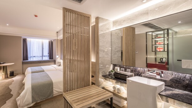 Chambre Design avec lits jumeaux, vue fleuve | Bureau, Wi-Fi gratuit
