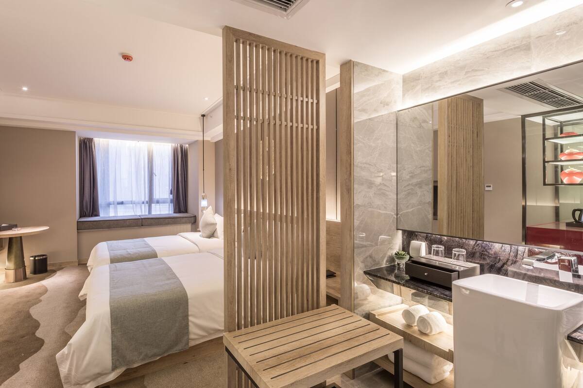 Chambre Design avec lits jumeaux, vue sur le fleuve | Bureau, accès au Wi-Fi (inclus)