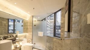 Douche, douche à « effet pluie », articles de toilette gratuits