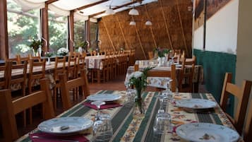 Déjeuner et dßner servis sur place, spécialités Cuisine régionale