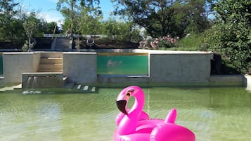Una piscina al aire libre, tumbonas