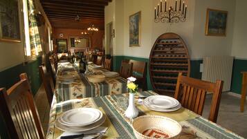 Déjeuner et dßner servis sur place, spécialités Cuisine régionale