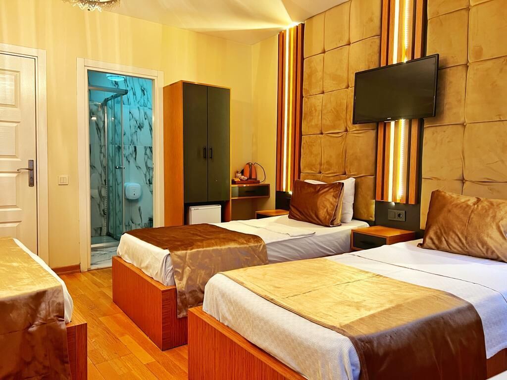 Standard Quadruple Room | Bathroom | Shower, free toiletries, hair dryer, slippers