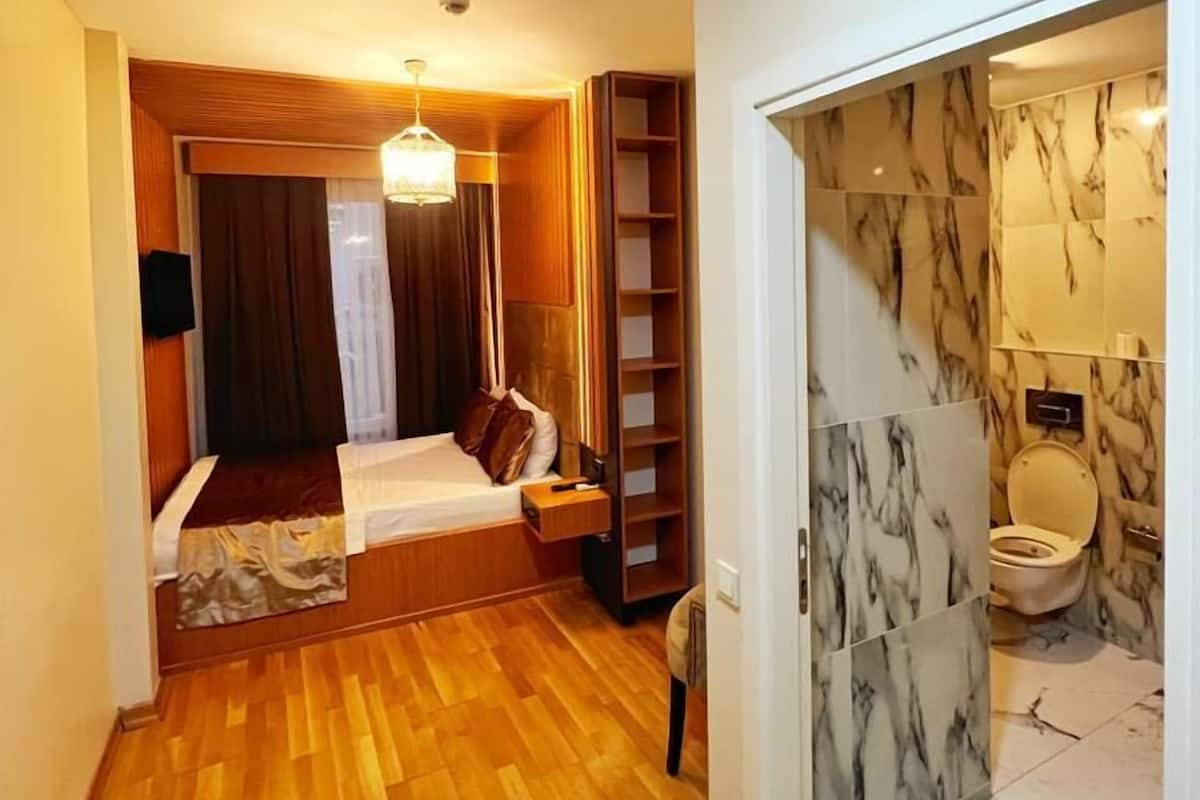 Standard Double or Twin Room | In-room safe, desk, soundproofing, iron/ironing board (on request)